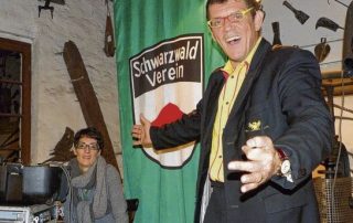 Helmut Dold amüsierte die Besucher in der Reichenbacher Hammerschmiede in seiner Rolle als »de Hämme«, unterstützt von seiner Frau Diana. Foto: Alfons Vögele