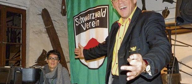 Helmut Dold amüsierte die Besucher in der Reichenbacher Hammerschmiede in seiner Rolle als »de Hämme«, unterstützt von seiner Frau Diana. Foto: Alfons Vögele