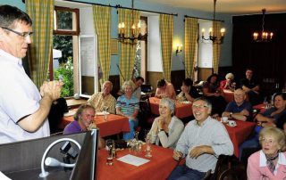 Helmut Dold verbreitet unbeschwerte Heiterkeit. | Badische Zeitung vom 01.08.2011 - Foto: Axel Fleig
