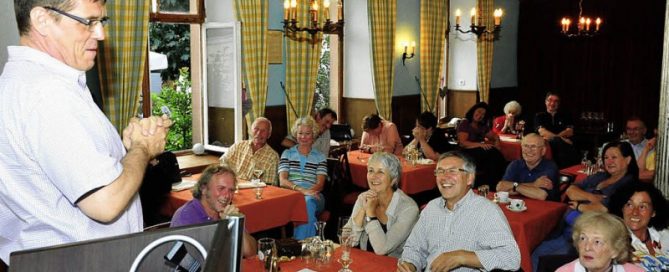 Helmut Dold verbreitet unbeschwerte Heiterkeit. | Badische Zeitung vom 01.08.2011 - Foto: Axel Fleig